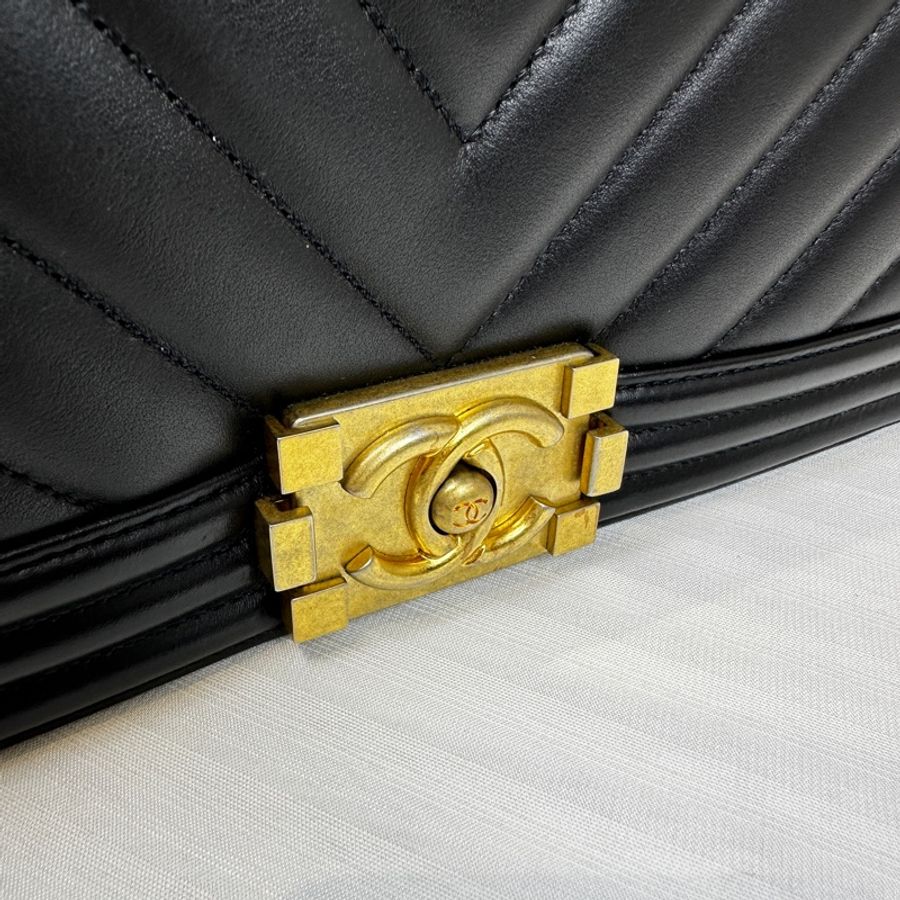 香奈兒/Chanel Leboy 黑色牛皮金扣V紋中號單肩斜背包25x15x9cm-7