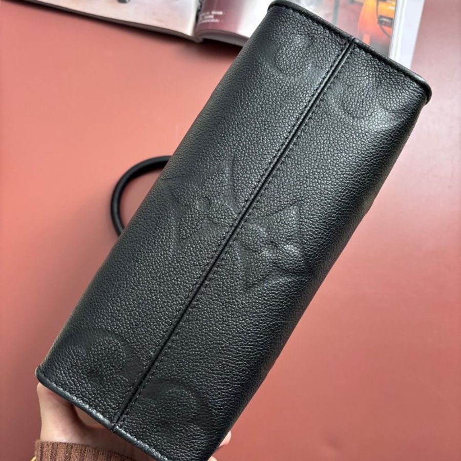 小款 ::LOUIS VUITTON:: LV OnTheGo PM 黑色Monogram Empreinte 壓花皮革手提包 托特包 斜背包 肩背包-3