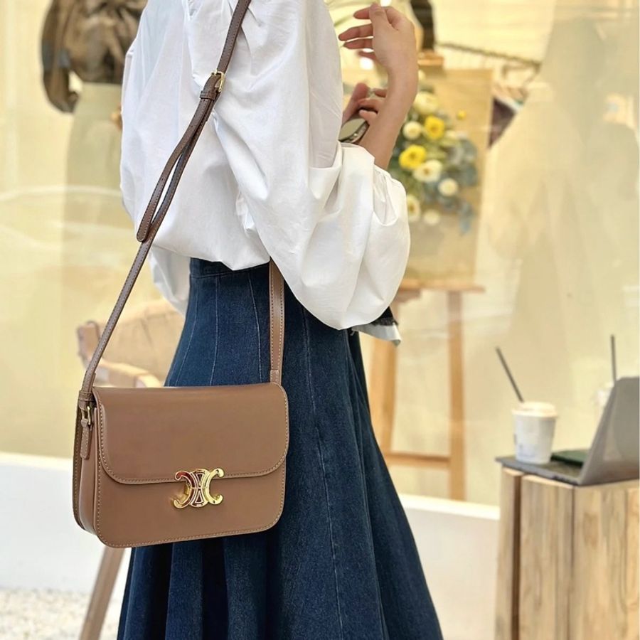 ❤️❤️CELINE 原價$29500 ^188423 BF418BU TRIOM^-4
