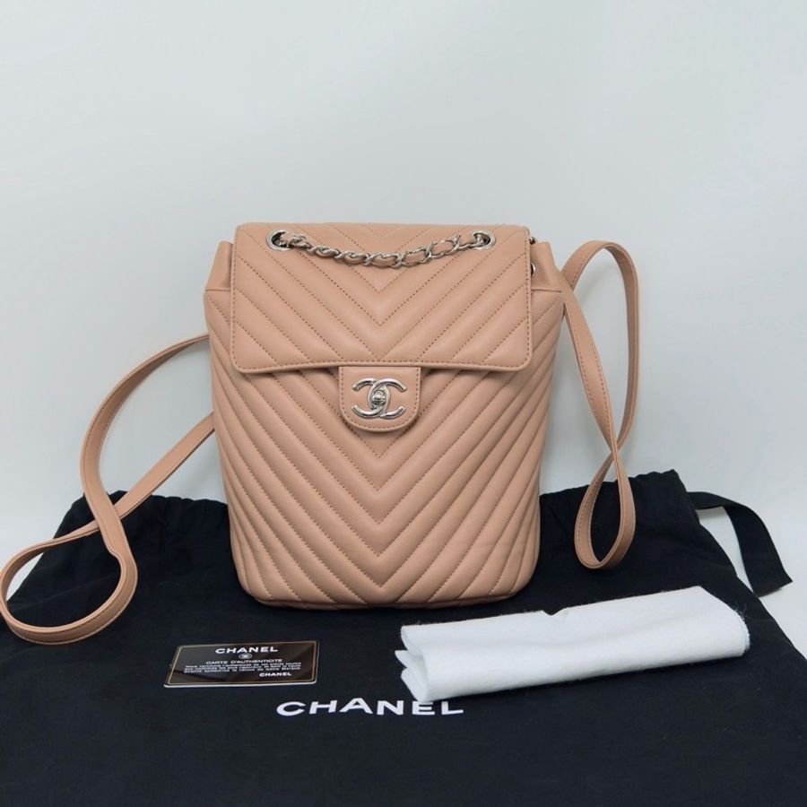CHANEL 粉銀薩爾茨堡V紋後背包20*24*14 98新配件塵袋保卡-1