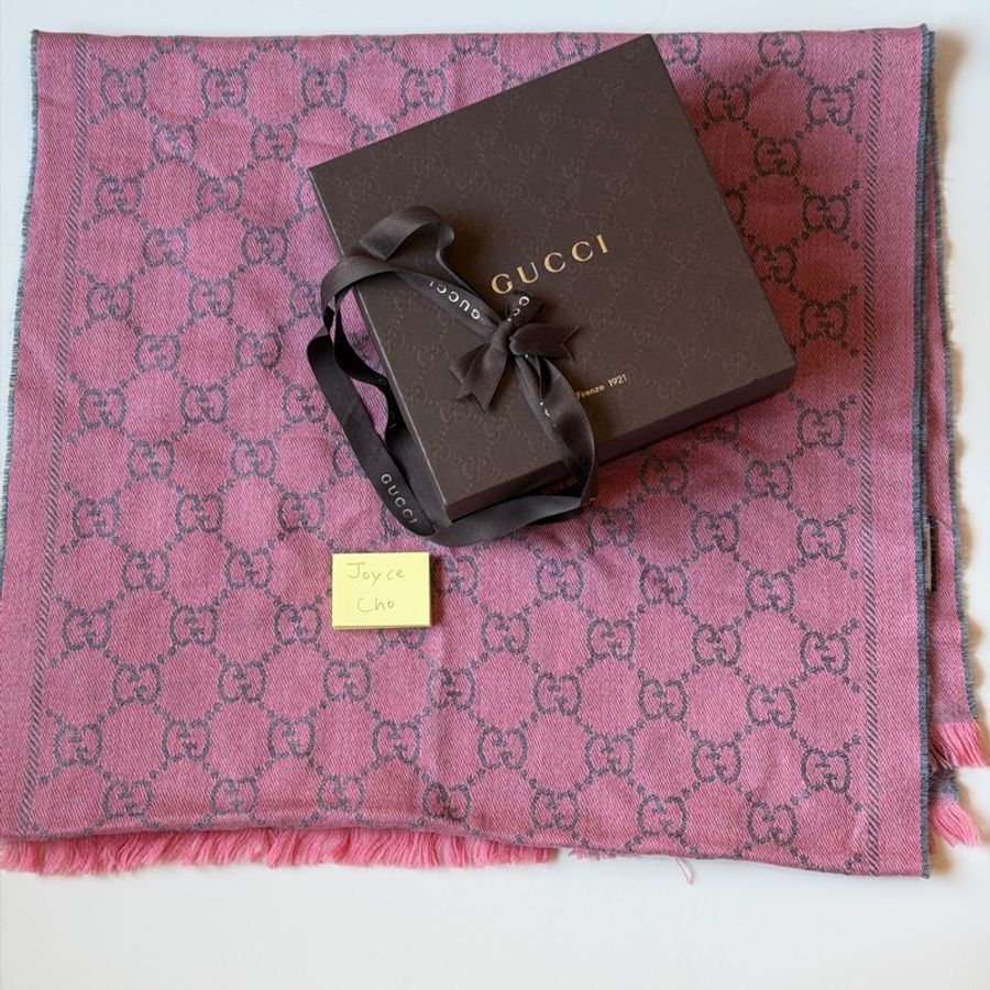 914intheair精品代購『已售出可代購全新』古馳Gucci提花GG logo粉灰色雙面圍巾-2