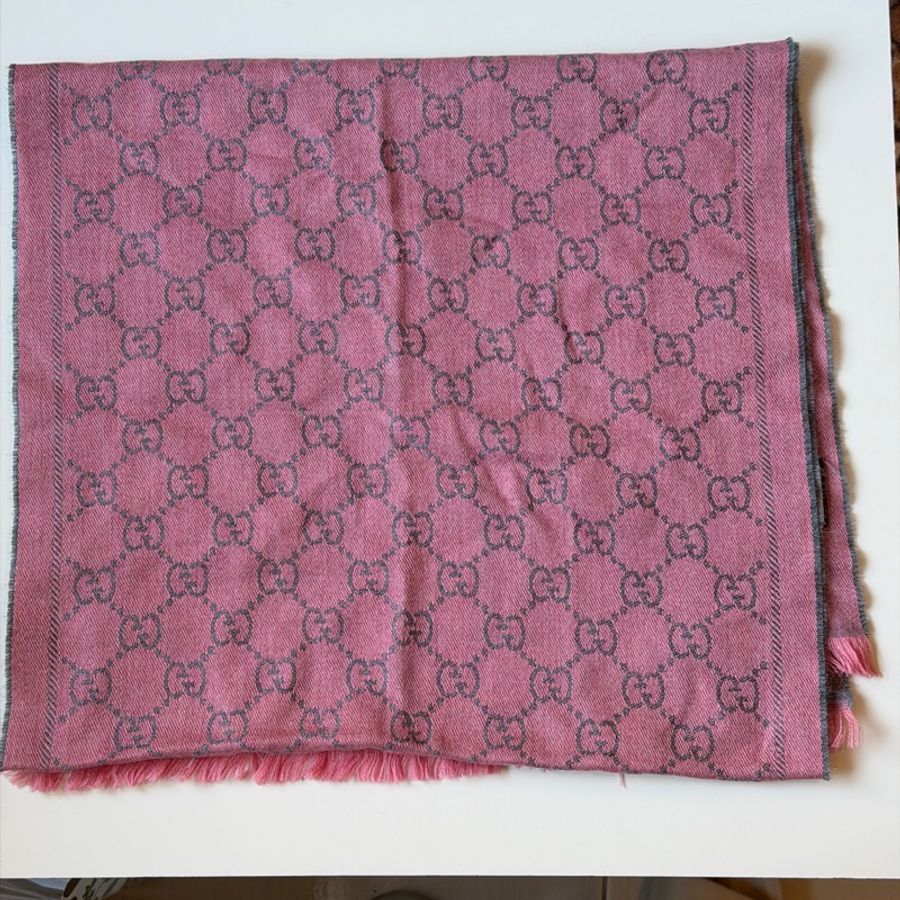 914intheair精品代購『已售出可代購全新』古馳Gucci提花GG logo粉灰色雙面圍巾-16