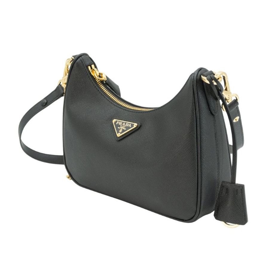 Prada Re-Edition Saffiano 金三角logo防刮皮革鍊帶hobo肩背包(1BC204-黑)-2