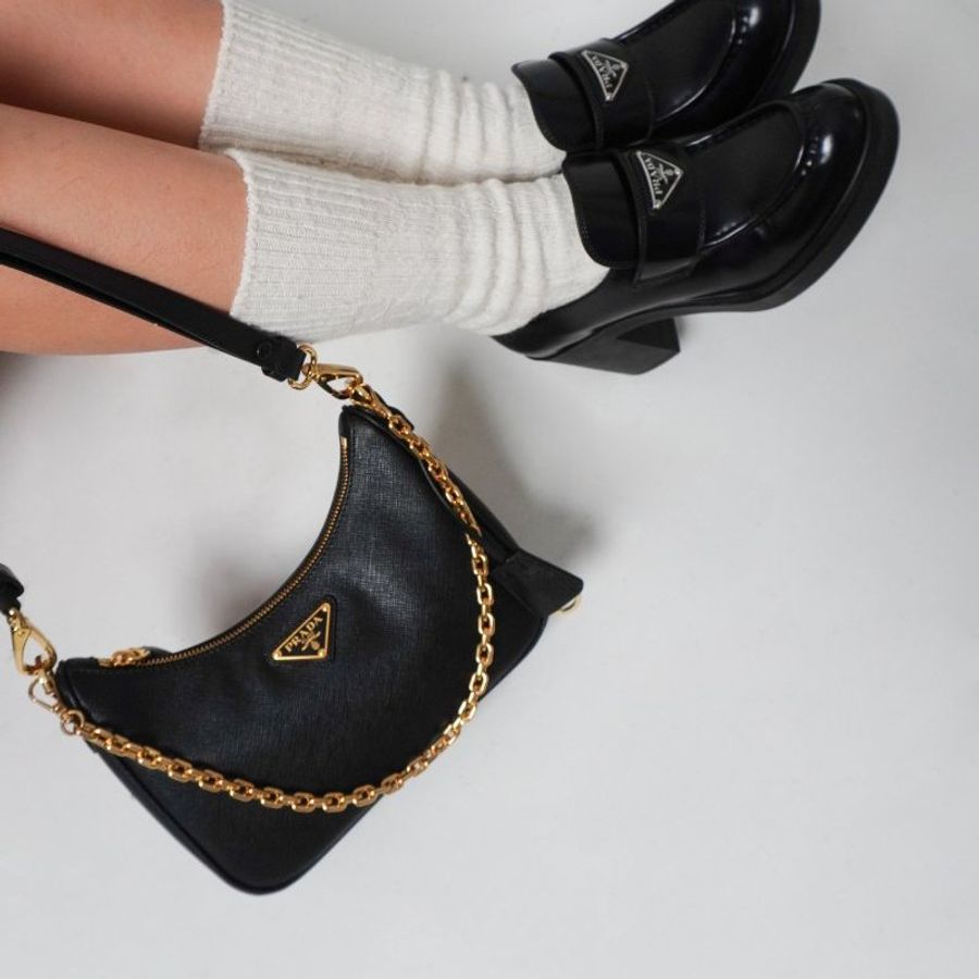 Prada Re-Edition Saffiano 金三角logo防刮皮革鍊帶hobo肩背包(1BC204-黑)-1