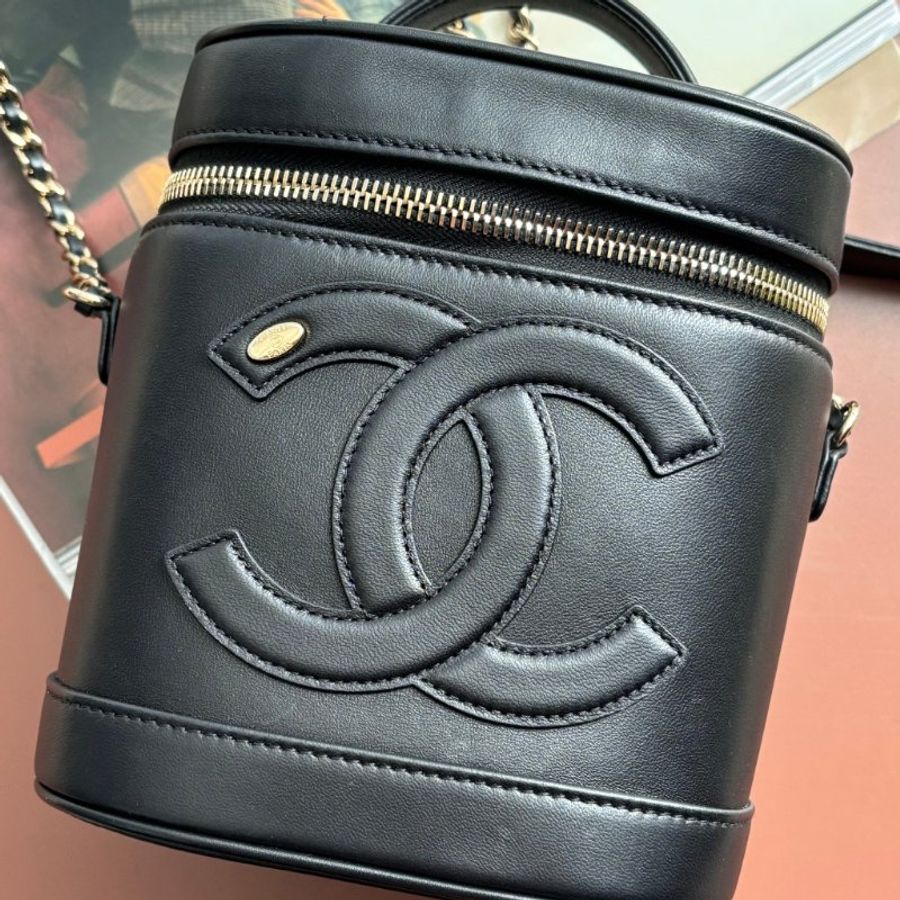 ::CHANEL:: 經典雙C LOGO菱格紋小牛皮圓筒手提/斜背包 化妝箱包 (黑色)-2