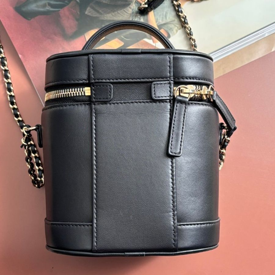 ::CHANEL:: 經典雙C LOGO菱格紋小牛皮圓筒手提/斜背包 化妝箱包 (黑色)-4