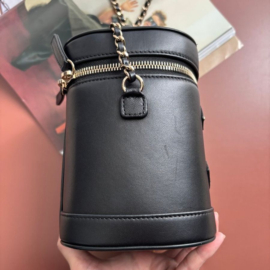 ::CHANEL:: 經典雙C LOGO菱格紋小牛皮圓筒手提/斜背包 化妝箱包 (黑色)-8