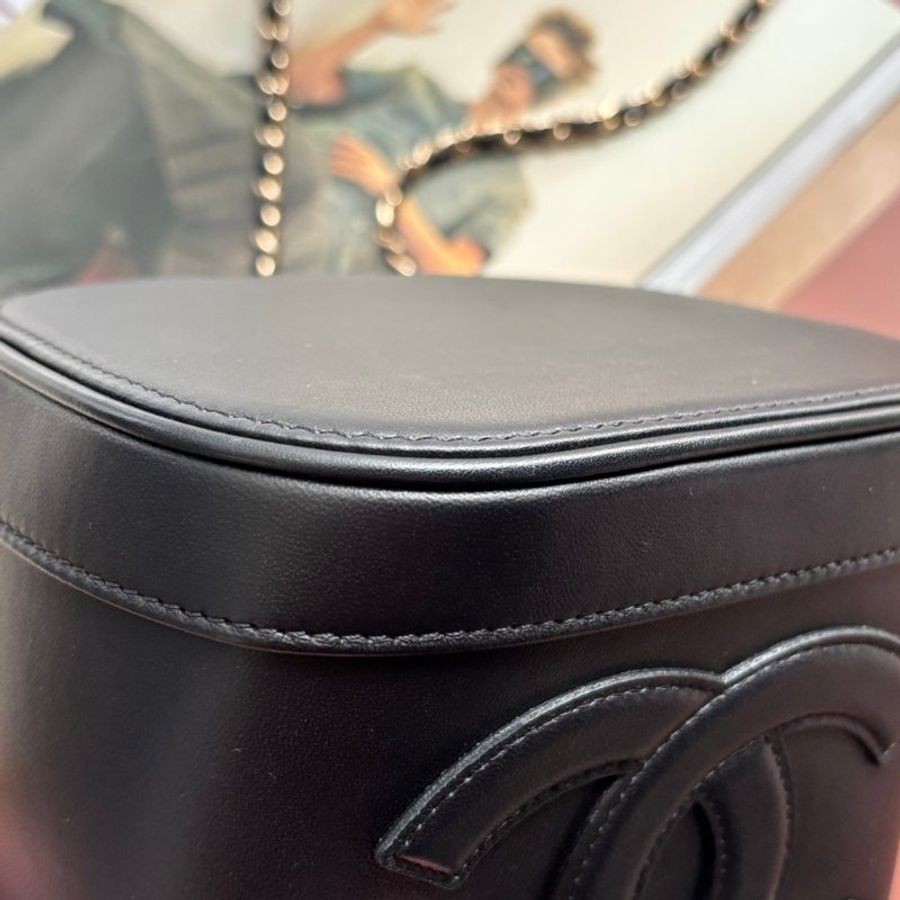 ::CHANEL:: 經典雙C LOGO菱格紋小牛皮圓筒手提/斜背包 化妝箱包 (黑色)-14