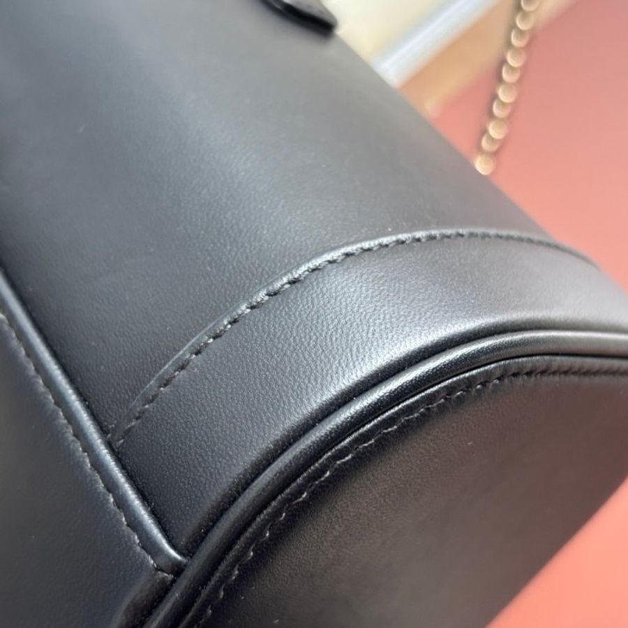 ::CHANEL:: 經典雙C LOGO菱格紋小牛皮圓筒手提/斜背包 化妝箱包 (黑色)-17