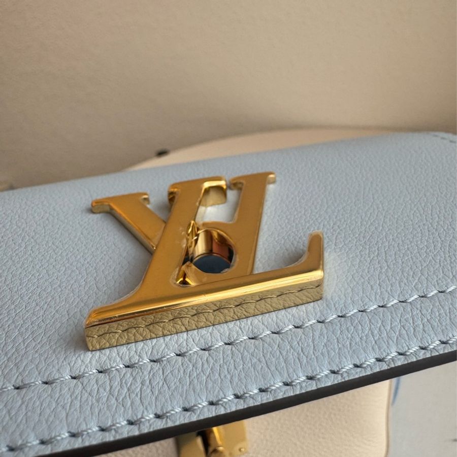 LV Lockme Tender寶寶藍/白皮革雙層兩用包-19