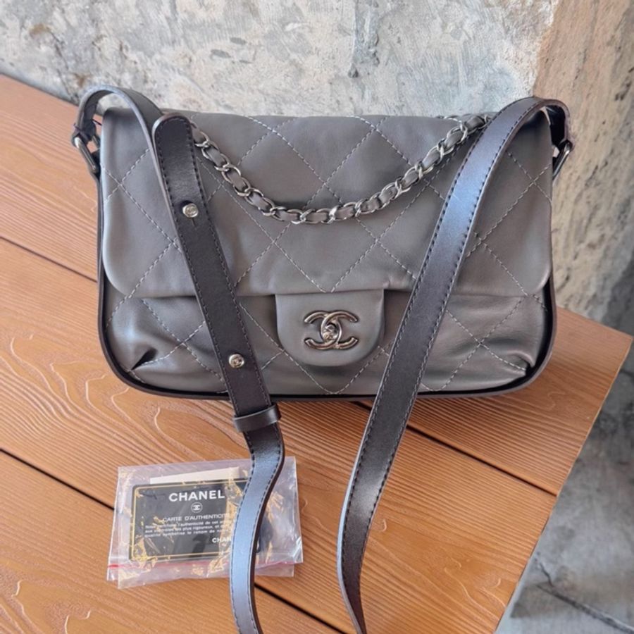 Chanel • 稀有Cf 外縫線大象灰牛皮銀釦寬肩帶機場包 2 Ways-0