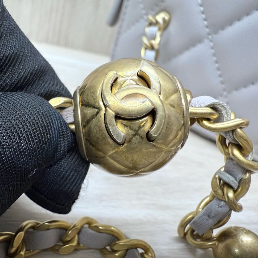 CHANEL灰色羊皮金球調節釦長盒子AP2303-11