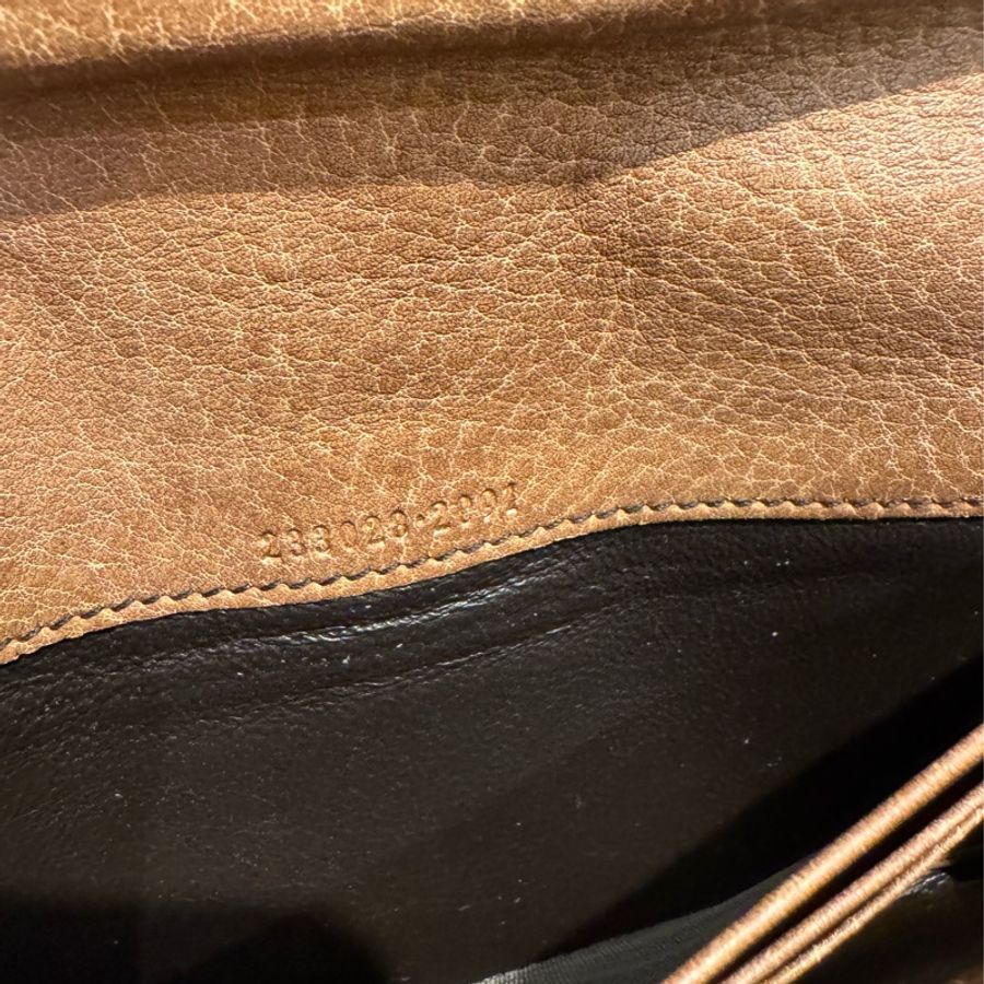 Gucci咖皮革小鐵牌釦式長夾 超好用✨價格超甜-25