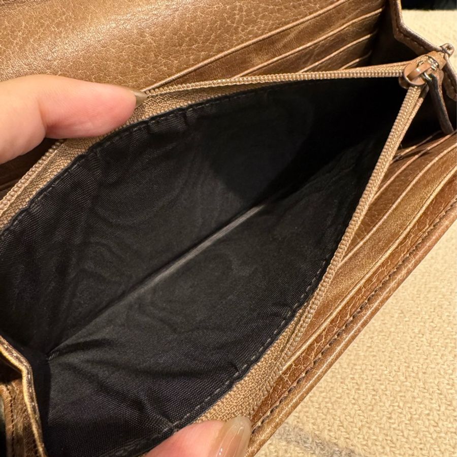 Gucci咖皮革小鐵牌釦式長夾 超好用✨價格超甜-33