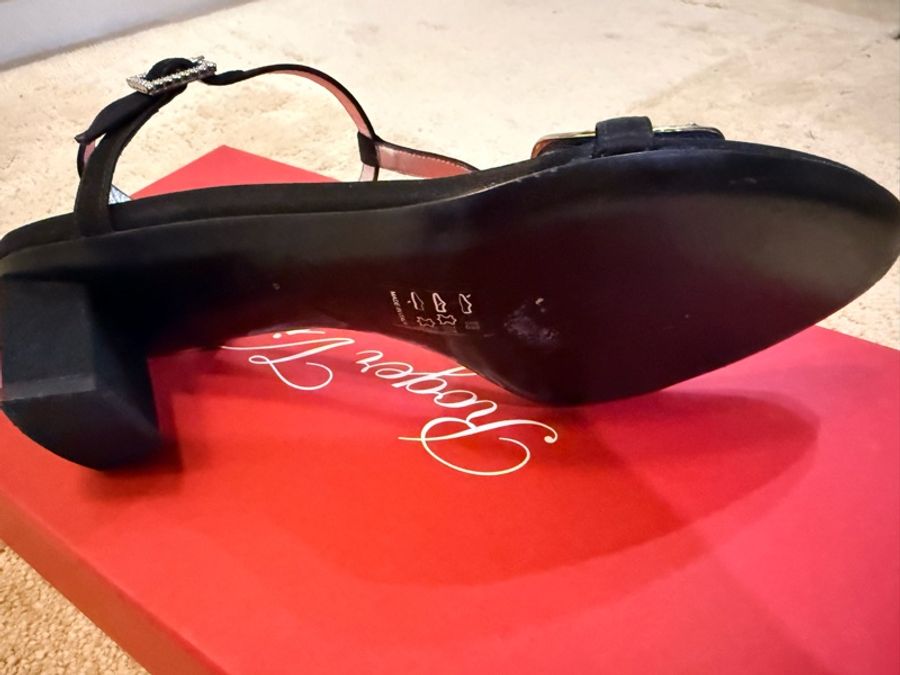 經典款Roger Vivier 36.5 黑色絲綢 銀鑽方釦 銀色皮革 跟4.5cm-11
