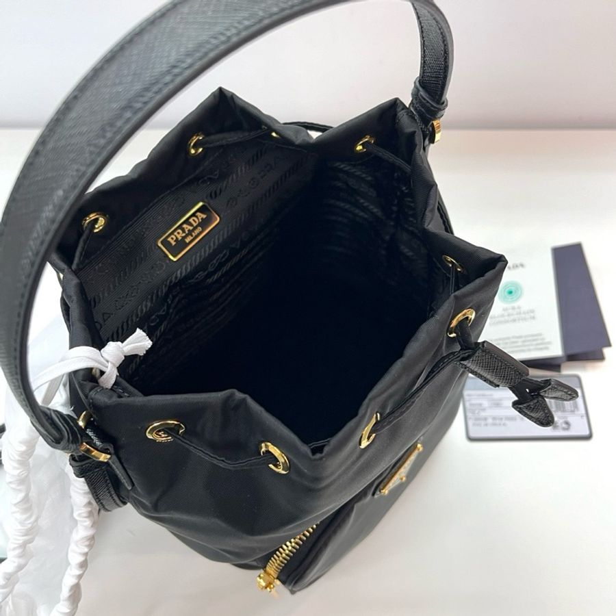 Prada ~🆕经典款🔥🔥 #1BH038 尺寸18x23cm-1