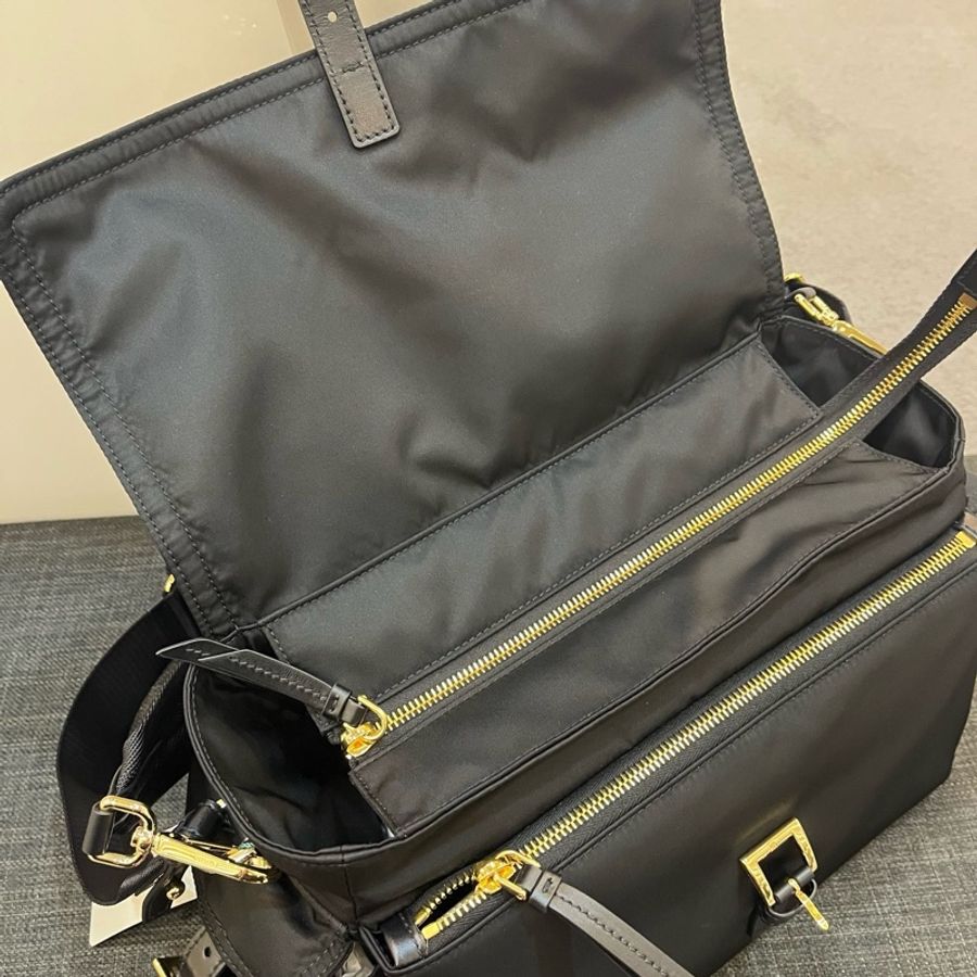 Prada 🆕 原價19300 1BD391-3