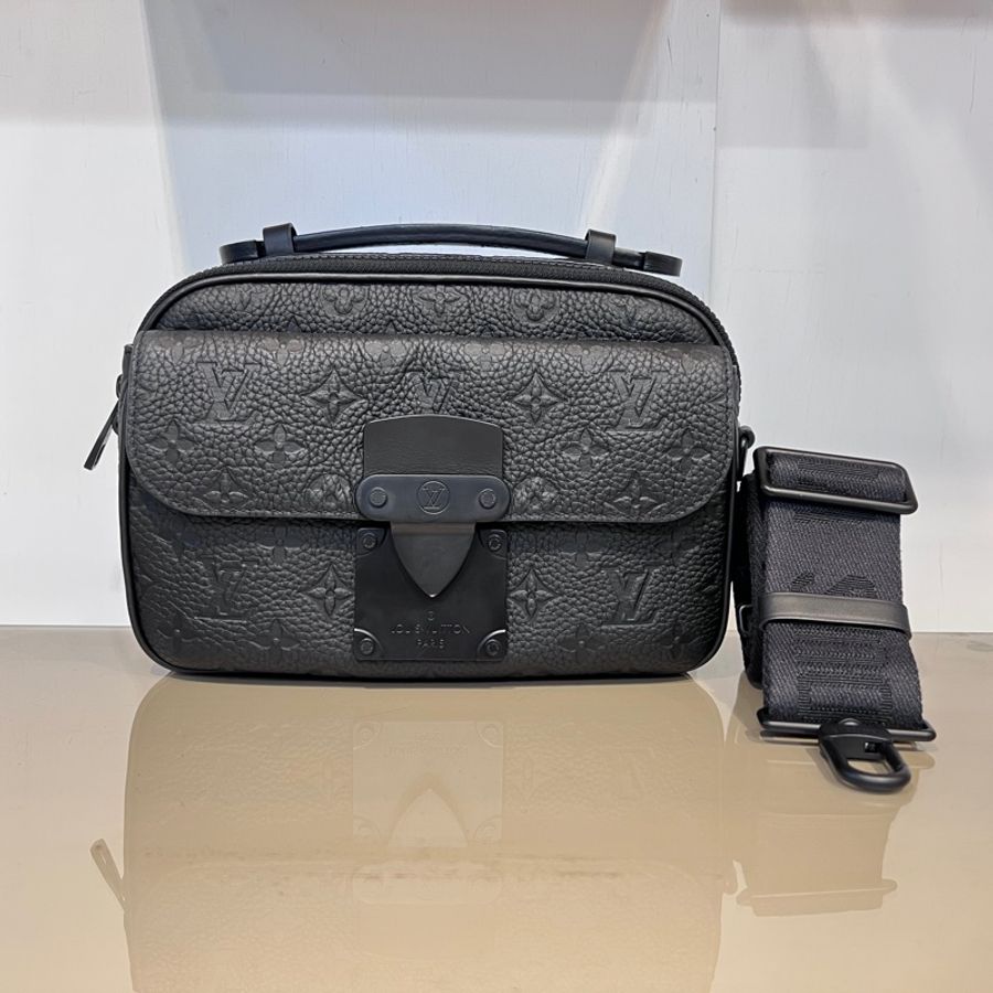 LV 黑牛皮壓紋S Lock黑釦手提肩斜背郵差包-0