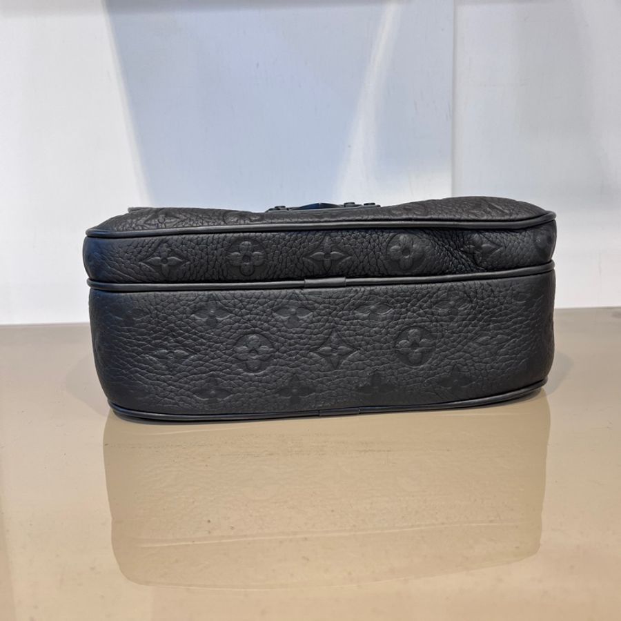 LV 黑牛皮壓紋S Lock黑釦手提肩斜背郵差包-2