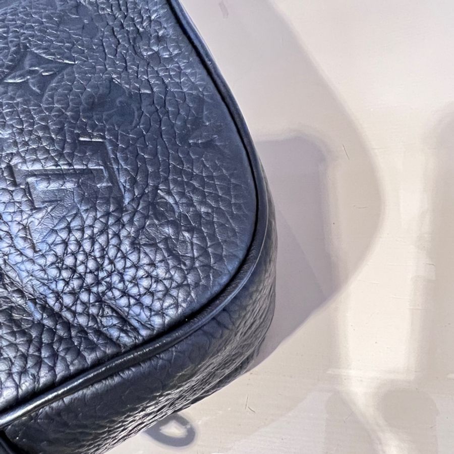 LV 黑牛皮壓紋S Lock黑釦手提肩斜背郵差包-9