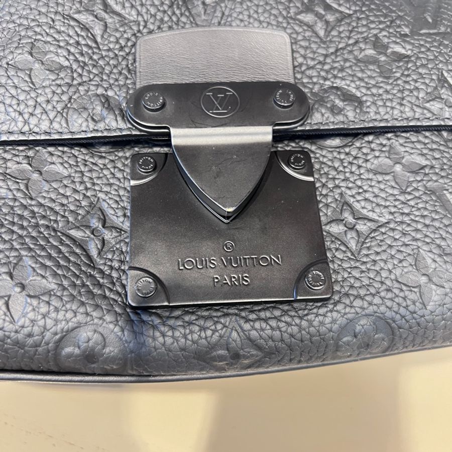 LV 黑牛皮壓紋S Lock黑釦手提肩斜背郵差包-11