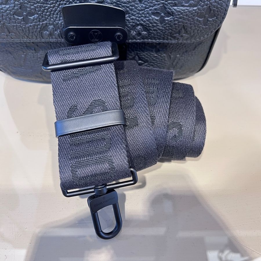 LV 黑牛皮壓紋S Lock黑釦手提肩斜背郵差包-16