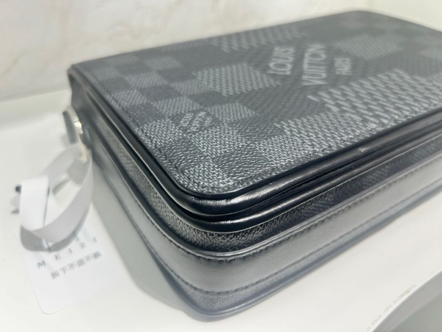 Lv 芯片款灰黑棋盤 郵差包 尺寸約23x15-6