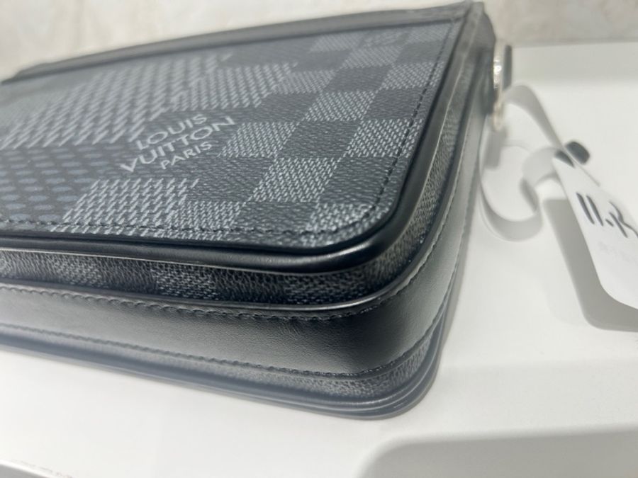 Lv 芯片款灰黑棋盤 郵差包 尺寸約23x15-9
