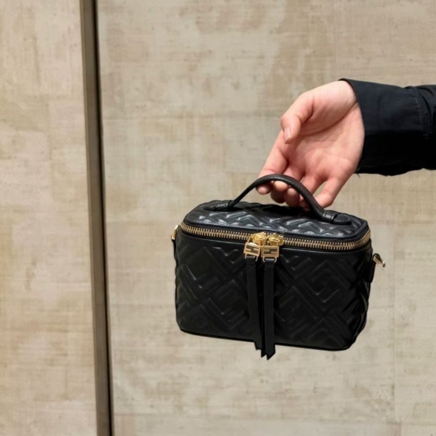 🎊新年特賣🧧Fendi 8BS108 Vanity FF 壓紋納帕軟皮迷你包 黑色-3
