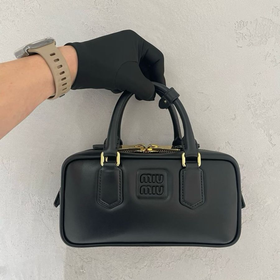 👜Miu Miu 22cm 保齡球包 Size : 10.5 x 22 x 7.5 cm 貨號 ：5BB142-ACR3-F0002-4