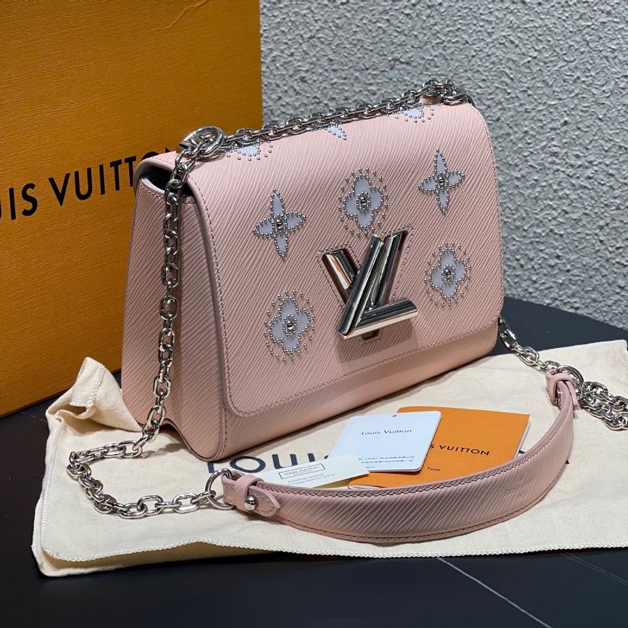 LV 限量款Twist中號,櫻花粉水波紋釘珠刺繡四葉草鏈條包,尺寸約23*16 配件盒子塵袋鏡子-1