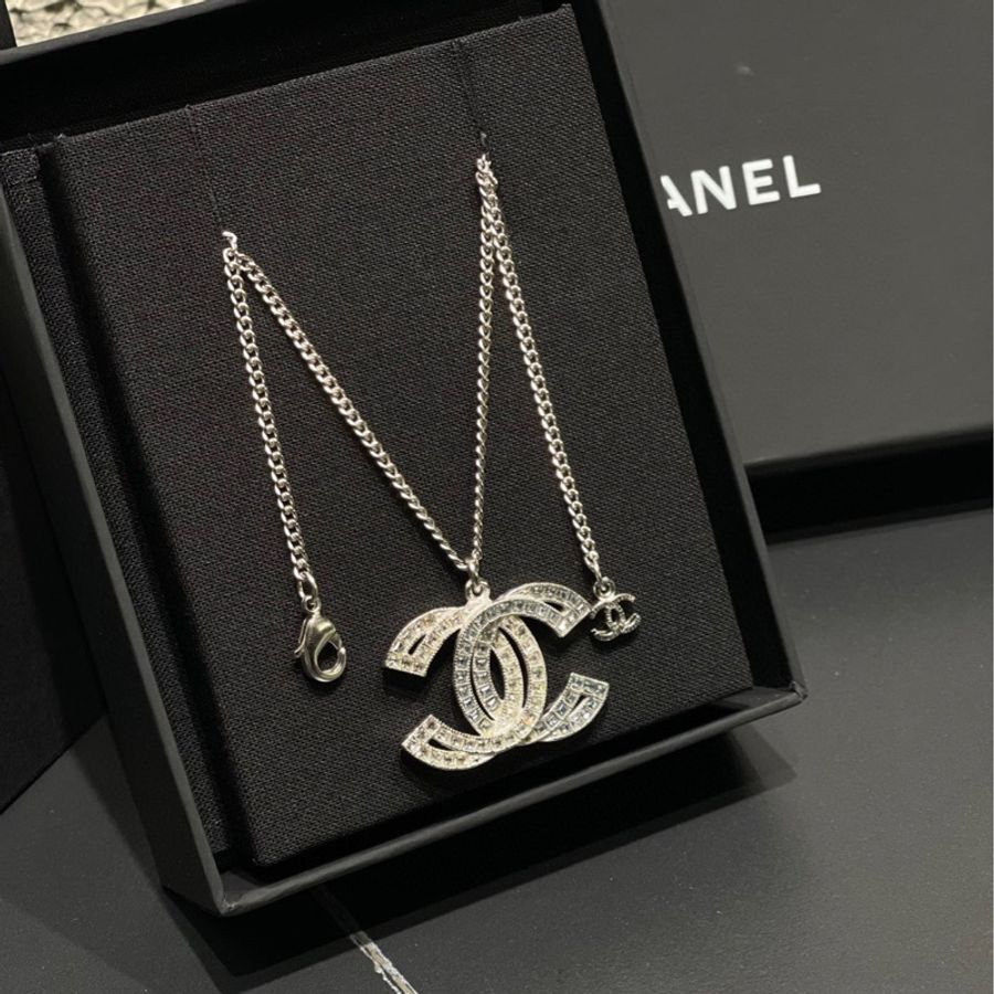Chanel 雙C水晶鏤空大吊墜項鍊,藍白拼色鑽搭配復古銀鏈條 長短可調節 42-60cm-5