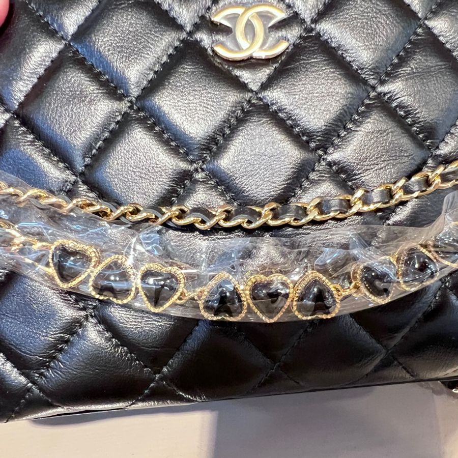 Chanel 黑牛皮金釦菱格紋前愛心鏈條肩背包-12