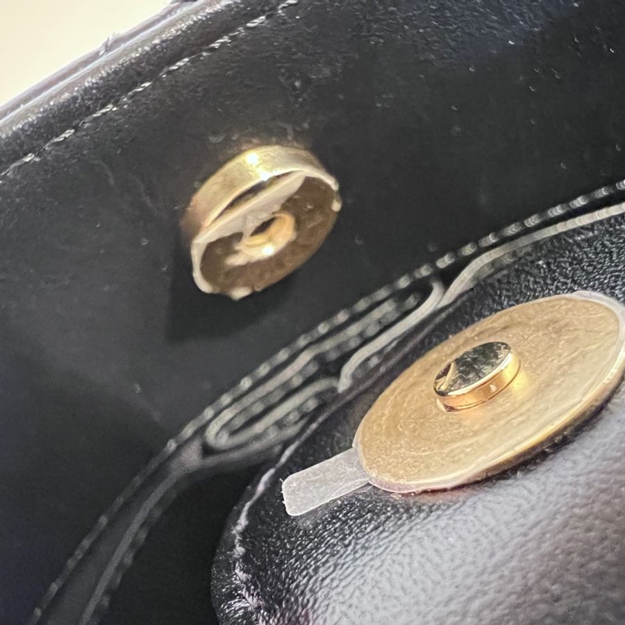 Chanel 黑牛皮金釦菱格紋前愛心鏈條肩背包-14