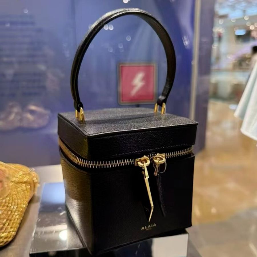 🎊新年特賣🧧Alaia Cube Vanity 小牛皮迷你盒子包 黑色-10