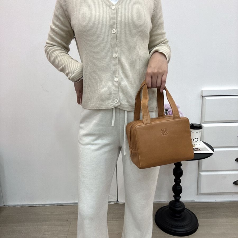 LOEWE 中古焦糖色手提方形便當包-1