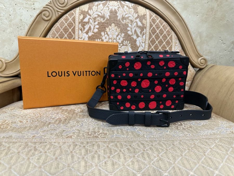 LV 黑牛皮壓紋紅點黑釦Handle Soft Trunk x YK聯名手提肩斜背包 M21677-0