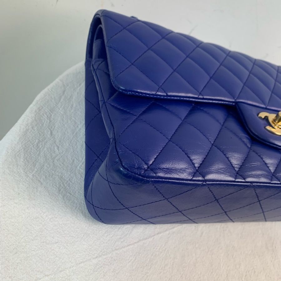 Chanel • 經典Cf 25 寶石藍金釦小羊皮口蓋包 中號-17