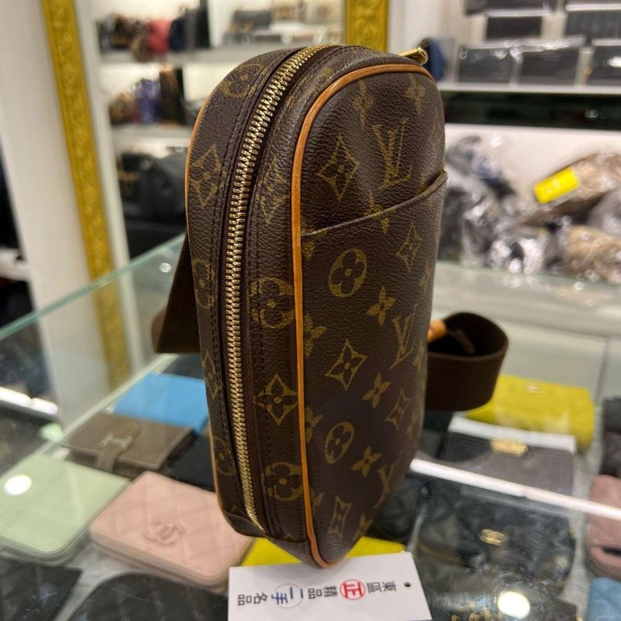 東區正精品㊣LV M51870 字紋老花胸口包斜背包 RA1725-3
