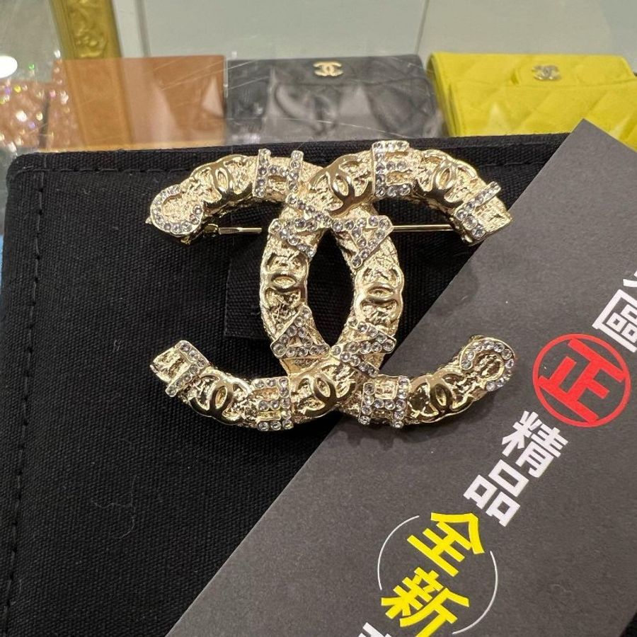 東區正精品㊣CHANEL 全新香奈兒金色字母水鑽雙C LOGO 胸針別針 RZ4938-0