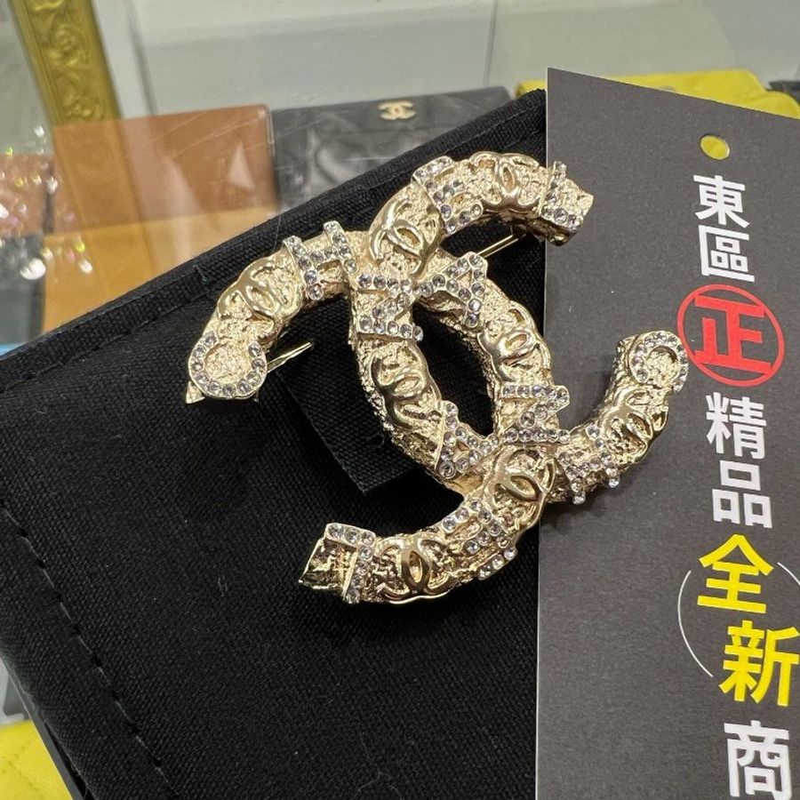 東區正精品㊣CHANEL 全新香奈兒金色字母水鑽雙C LOGO 胸針別針 RZ4938-1