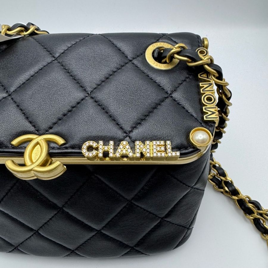 香奈兒 Chanel 23C 黑金字母盒子秀款單肩包，晚宴包，高級手工坊系列，晶片款Quilted Lambskin Paris Monaco Kiss Lock Vanity Mini Black-2