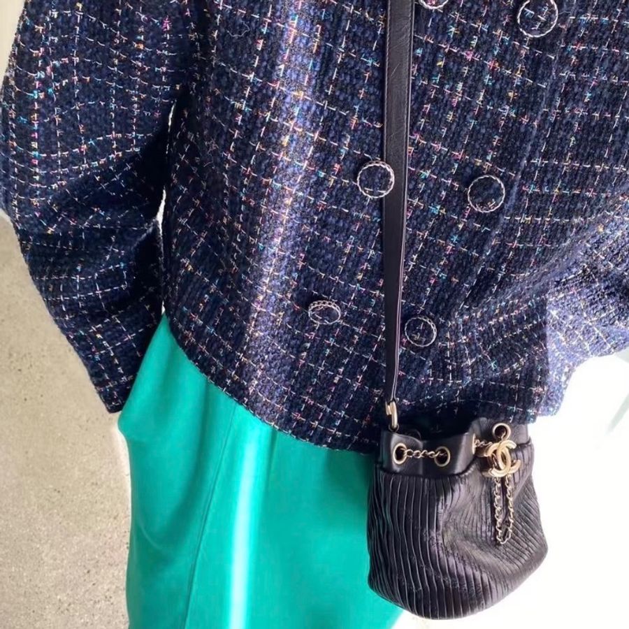 Chanel 抽繩水桶包   黑色金扣15*16*13 98新塵袋-0