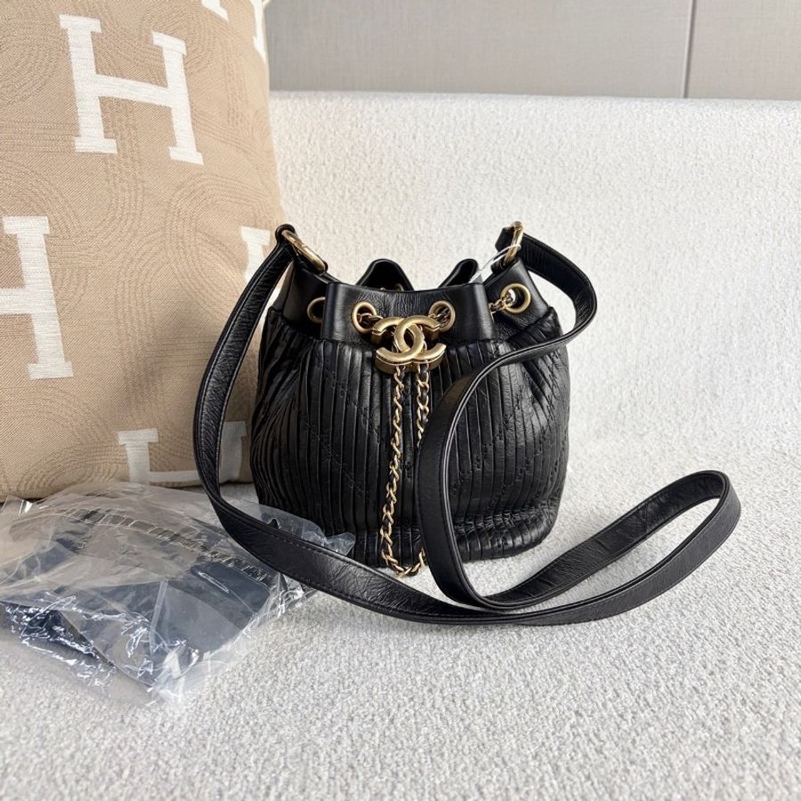 Chanel 抽繩水桶包   黑色金扣15*16*13 98新塵袋-1
