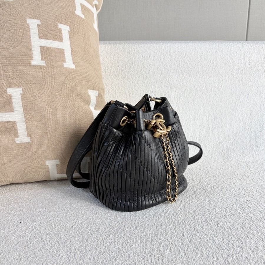 Chanel 抽繩水桶包   黑色金扣15*16*13 98新塵袋-5