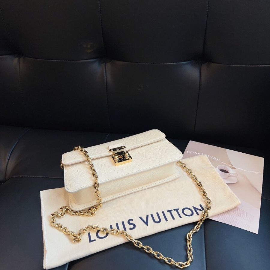 LV  Wallet On Chain Metis 奶白色 全皮壓花郵差鏈條包 芯片款19*11*5  99新配件塵袋-3