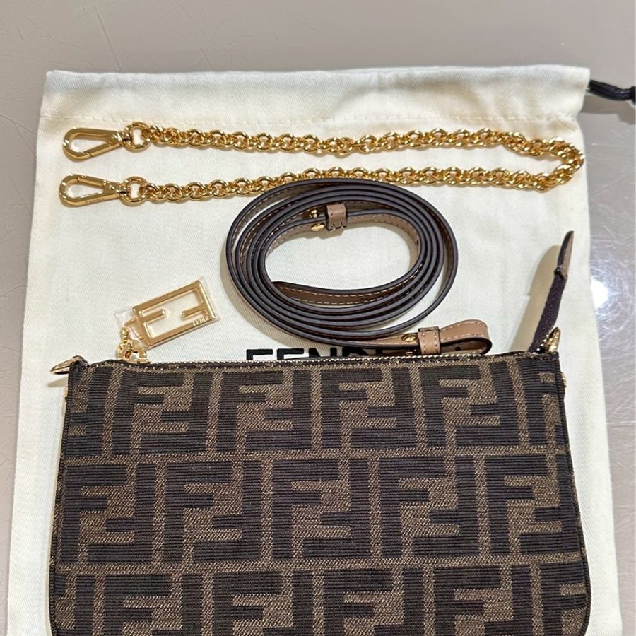 FENDI~保證全新Baguette棕色提花FF布料手拿包配飾鏈,可手拿、肩背、斜背,可甜可鹹!超實用好背👍-1