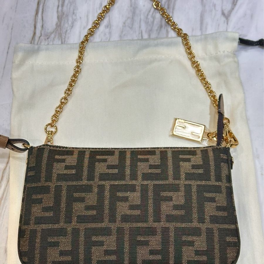 FENDI~保證全新Baguette棕色提花FF布料手拿包配飾鏈,可手拿、肩背、斜背,可甜可鹹!超實用好背👍-5