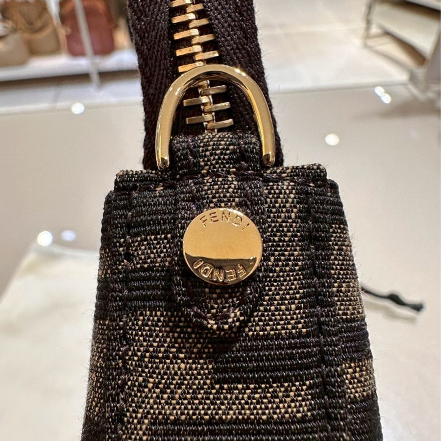 FENDI~保證全新Baguette棕色提花FF布料手拿包配飾鏈,可手拿、肩背、斜背,可甜可鹹!超實用好背👍-14