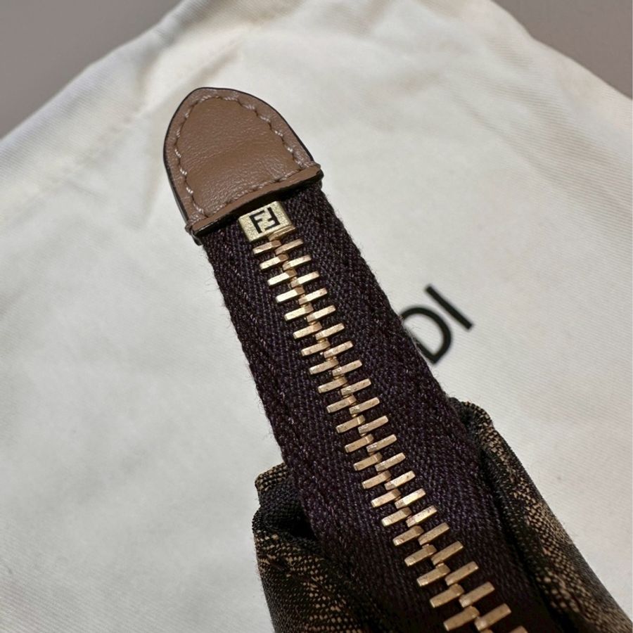 FENDI~保證全新Baguette棕色提花FF布料手拿包配飾鏈,可手拿、肩背、斜背,可甜可鹹!超實用好背👍-15